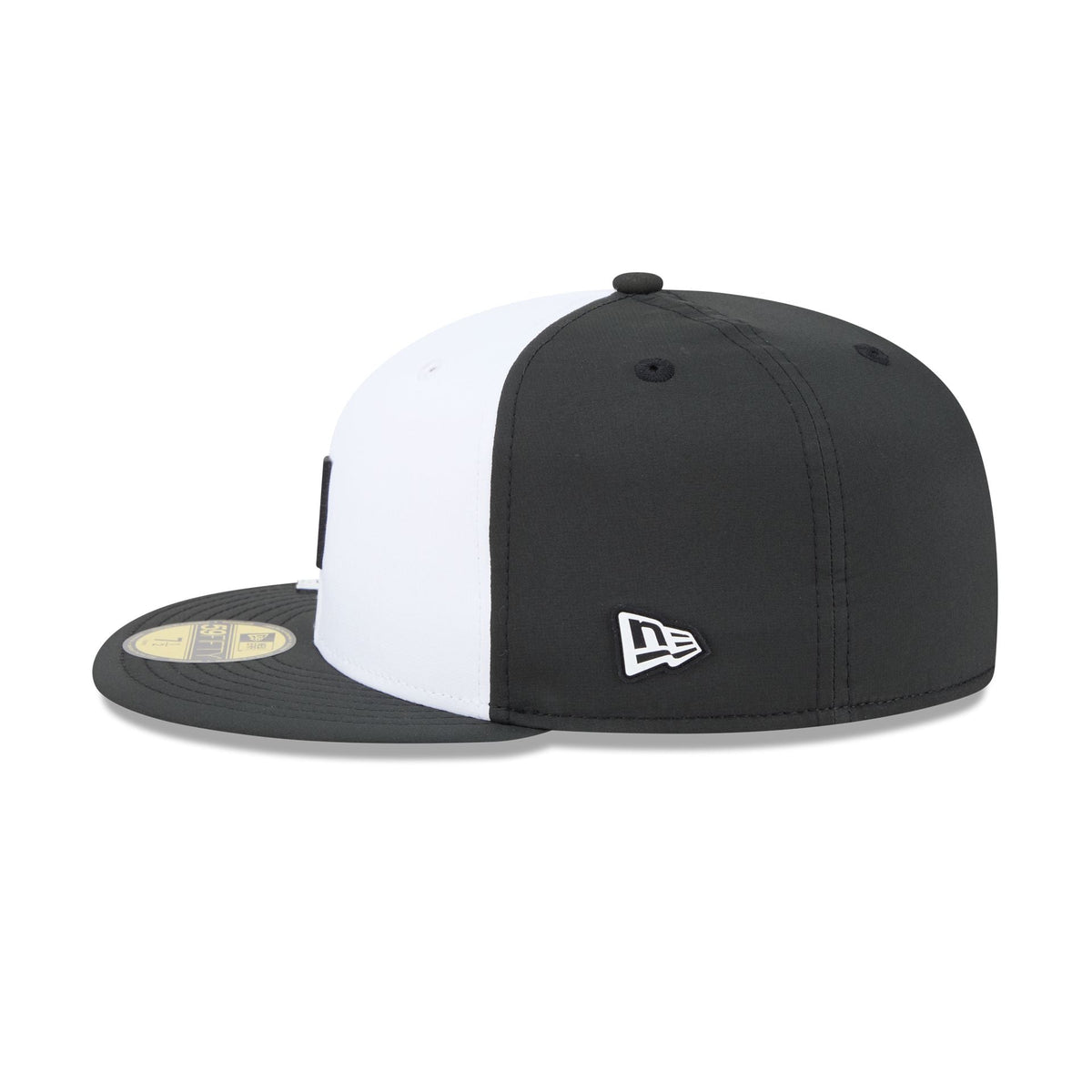 Chicago Cubs 2026 Clubhouse Black & White 59FIFTY Fitted Hat
